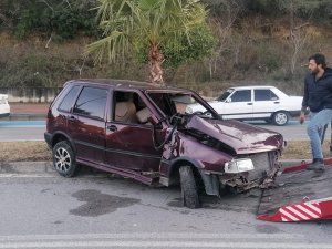 Otomobilin Palmiye Ağacına Çarparak Durduğu Kazada 2 Kişi Yaralandı