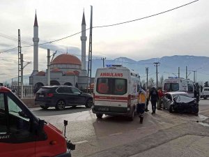 Direksiyon Hakimiyetini Kaybeden Sürücü Direğe Vurarak Durabildi