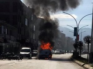 Otomobil Cadde Ortasında Alev Topuna Döndü