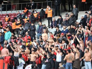 Karagümrük Taraftarı Soyunarak Viviano’ya Destek Verdi