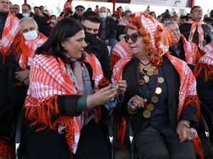 Kadınların Dayanışması Arenaya Taşındı: Hanımağa, En Kıymetli Eserini Topuklu Efe’ye Hediye Etti