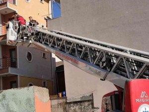 Çocuklarıyla Birlikte Eve Kilitlendi