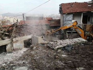 Başkent’te Çöken Metruk Binanın Yıkım Çalışmalarına Başlandı