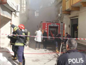 Çeyiz Mağazasında Yangın: 8 Çalışan Dumandan Etkilendi