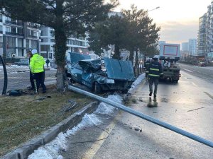 Niğde’de Otomobil Orta Refüje Çarptı: 1’i Ağır 2 Yaralı