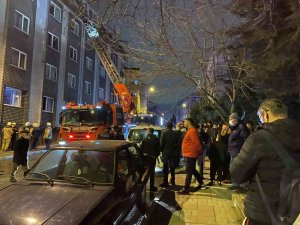 Üsküdar’da 5 Katlı Binanın Çatısı Alevlere Teslim Oldu