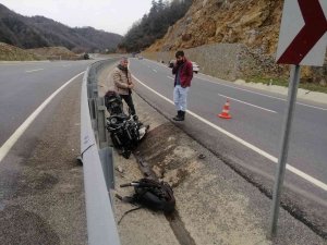 Virajı Alamayan Motosiklet Parçalara Ayrıldı: 2 Ağır Yaralı