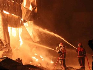 Sakarya’da Ambalaj Fabrikası Alev Alev Yanıyor