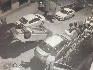 İ̇stanbul’da Akılalmaz Olay Kamerada: Araca Çarpıp Kadınlardan Kaçarken Takla Attı