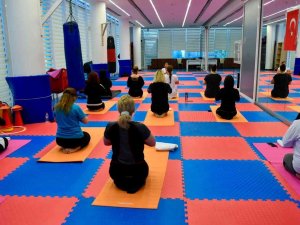 Esenyurtlu Kadınlar Yoga İle Stres Atıyor