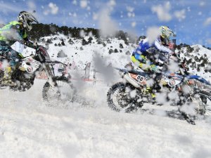 Davraz’da Düzenlenen Motosnow Yarışları Nefes Kesti