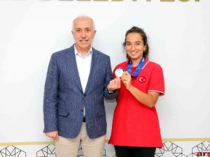 Miray, Mersin’i Yine Gururlandırdı
