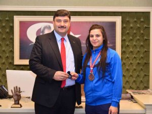 Başkan Oğuz’dan Rekortmen Haltercilere Ödül