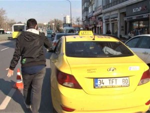 Kadıköy’de Müşteri Arayan Ruhsatsız Taksici Denetimde Yakalandı