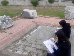 Lisesi Öğrencileri Tarihi Eserlerin Resimlerini Çizdi