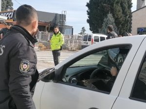 Ceza Yememek İçin Cam Filmlerini Elleriyle Söktü