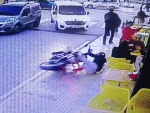 Kaldırımda Sürüklenen Motosiklet Faciaya Neden Oluyordu