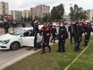 Otomobilde Çatışma: 2 Yaralı
