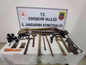 Defineciler Suç Üstü Yakalandı