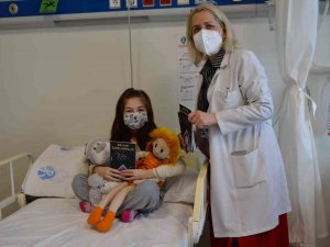 Doktor Anneden Hasta Çocuklara Kıtap Hediyesi