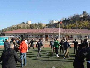 Yeşil Sahada Yumruk Ve Tekmeler Havada Uçuştu