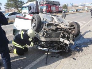 Takla Atan Otomobil Karşı Şeride Geçti: 1 Yaralı