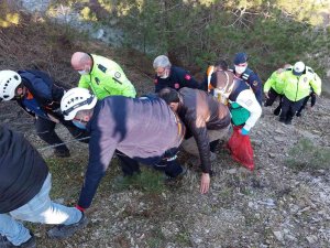 Uçurumdan Dereye Yuvarlanan Otomobildeki Yaralılar Halat Yardımıyla Çıkartıldı