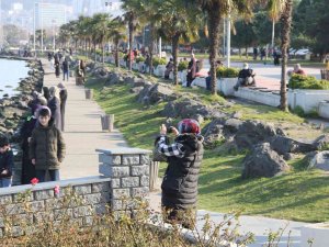 Güneşi Fırsat Bilen Sahile Akın Etti