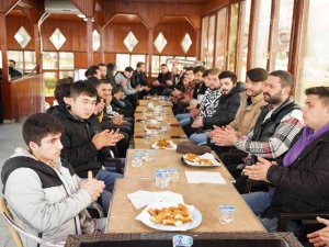 Başkan Kibar’dan Gençlerle Çay Ve Simitli Sohbet