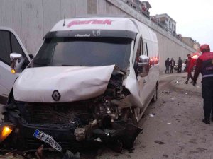 Sivas’ta Otomobil İle İşçi Servisi Çarpıştı: 12 Yaralı