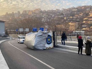 Bariyerlere Çarpan Kamyonet Yan Yattı