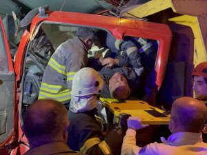 Freni Boşalan Kamyon İstinat Duvarına Çarptı: 2 Yaralı