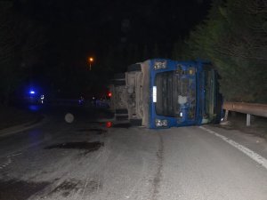 Gebze’de Virajı Alamayan Tır Devrildi: 1 Yaralı