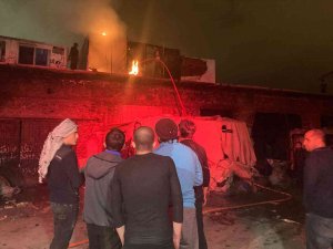 İ̇zmir’de Hurda Deposunda Korkutan Yangın