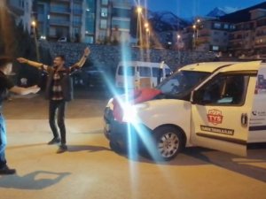 "İ̇şler İyi" Diye Yol Kenarına Aracı Çekip Oynadılar