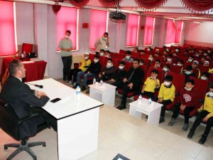 Ağrı Milli Eğitim Müdürü Kökrek, Başarılı Hafız Öğrencilere Tablet Hediye Etti