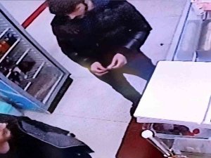 Çiğköfte Almaya Gelen Şahıs Cebinden Uyuşturucu Madde Düşürdü