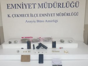 Küçükçekmece’de Polisin Şüphelendiği Araç Uyuşturucu Deposu Çıktı