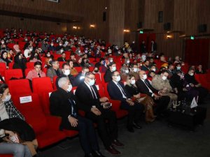 Van’da ‘Kamyon’ Adlı Tiyatro Oyununa Yoğun İlgi