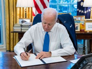 Biden, Rusya’nın Tanıdığı Donetsk Ve Luhansk’la Ticareti Yasaklayan Kararnameyi İmzaladı