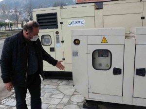 Kayganlaşan Yolda Spin Atarak Jeneratörlere Çarptı, Aracını Kontrol Ettikten Sonra Yoluna Devam Etti