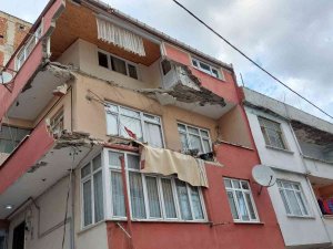 Küçükçekmece’de Balkonu Çöken Vatandaş: “Deprem Oldu Sandık, 5 Dakika Öncesine Kadar Balkondaydık”