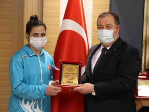 Başkan Ramazan’dan, Türkiye Şampiyonu Amoca’ya Plaket