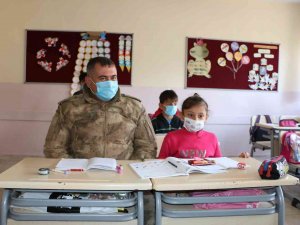 Jandarma Ekiplerinden Köy Okullarında Eğitim Gören Çocuklara Hediye