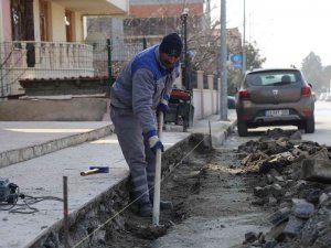 Kış Sezonunda Tahrip Olan Kaldırım Ve Yollarda Tadilat Çalışmalarını Başladı