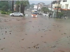 Marmaris’te Sağanak Yağış Etkili Oluyor