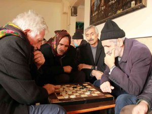 Bingöl’de Müdavimleri ‘Dama’dan Vazgeçmiyor