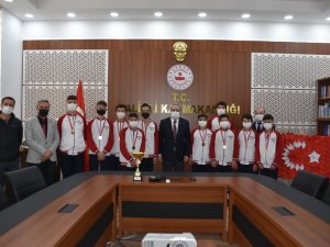 Kaymakam Sağlam, Şampiyonları Ağırladı