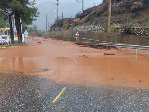 Marmaris’te Yollar Göle Döndü, Bazı Evleri Su Bastı