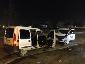 İ̇ki Otomobilin Kafa Kafaya Çarpıştığı Kazada 4 Kişi Yaralandı